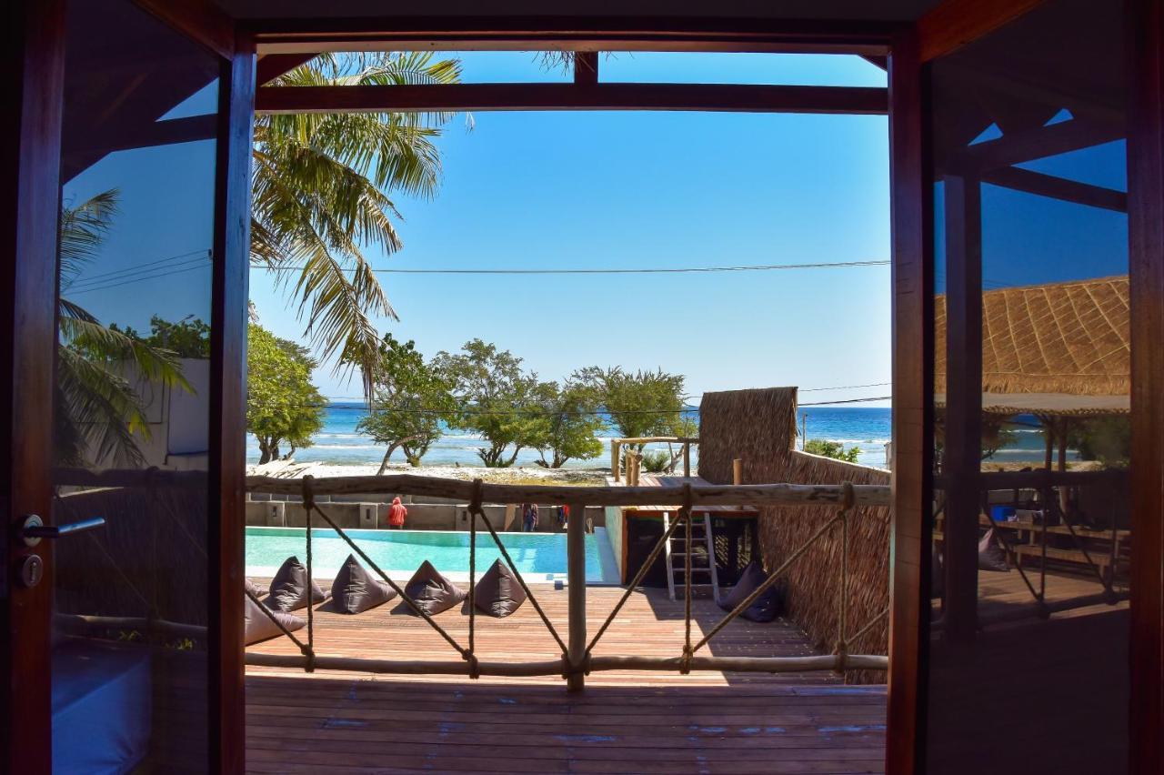 Хостел Mad Monkey Гили Траванган Экстерьер фото View from the hotel