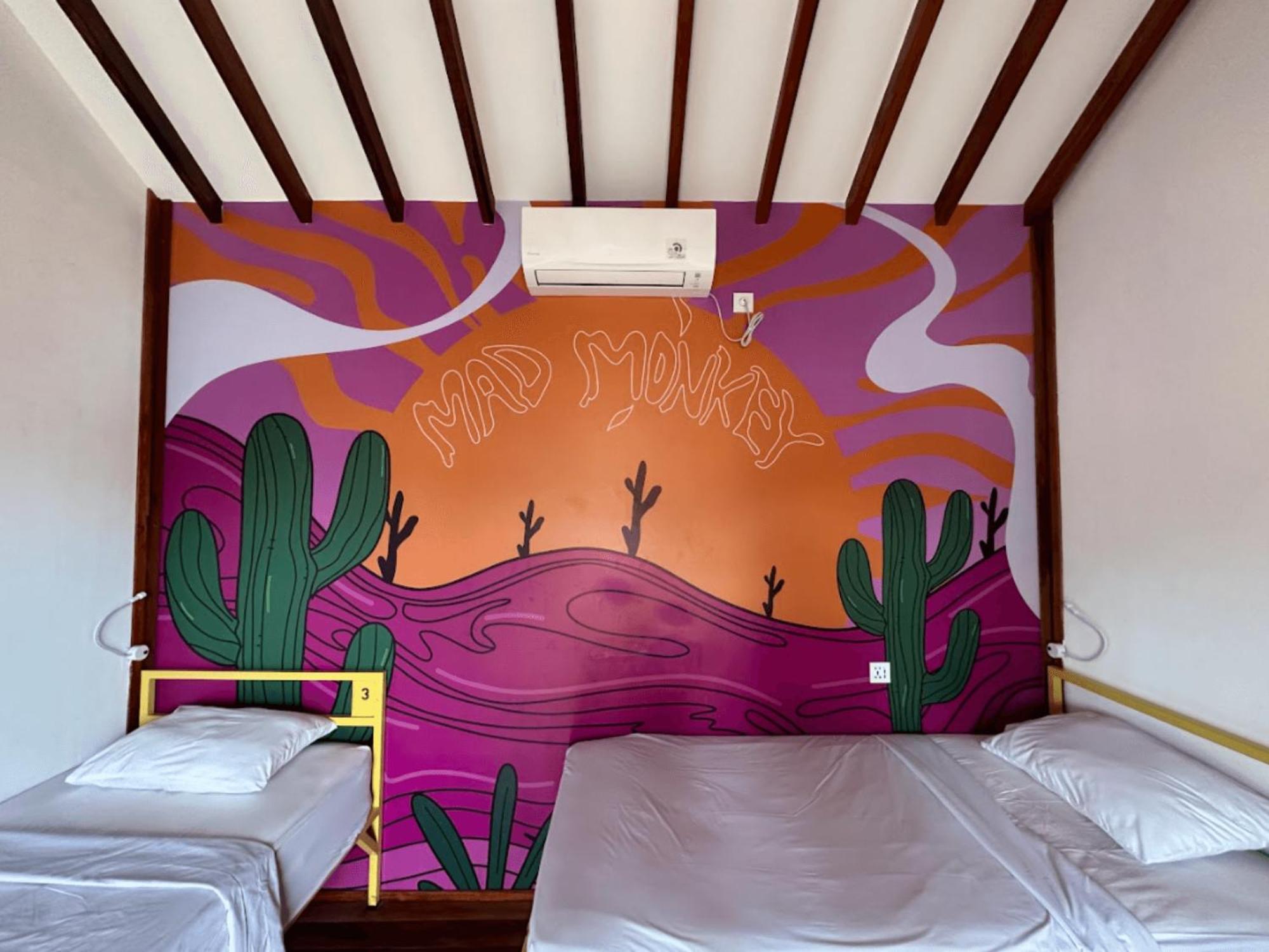 Хостел Mad Monkey Гили Траванган Экстерьер фото Mural in a room at the hotel