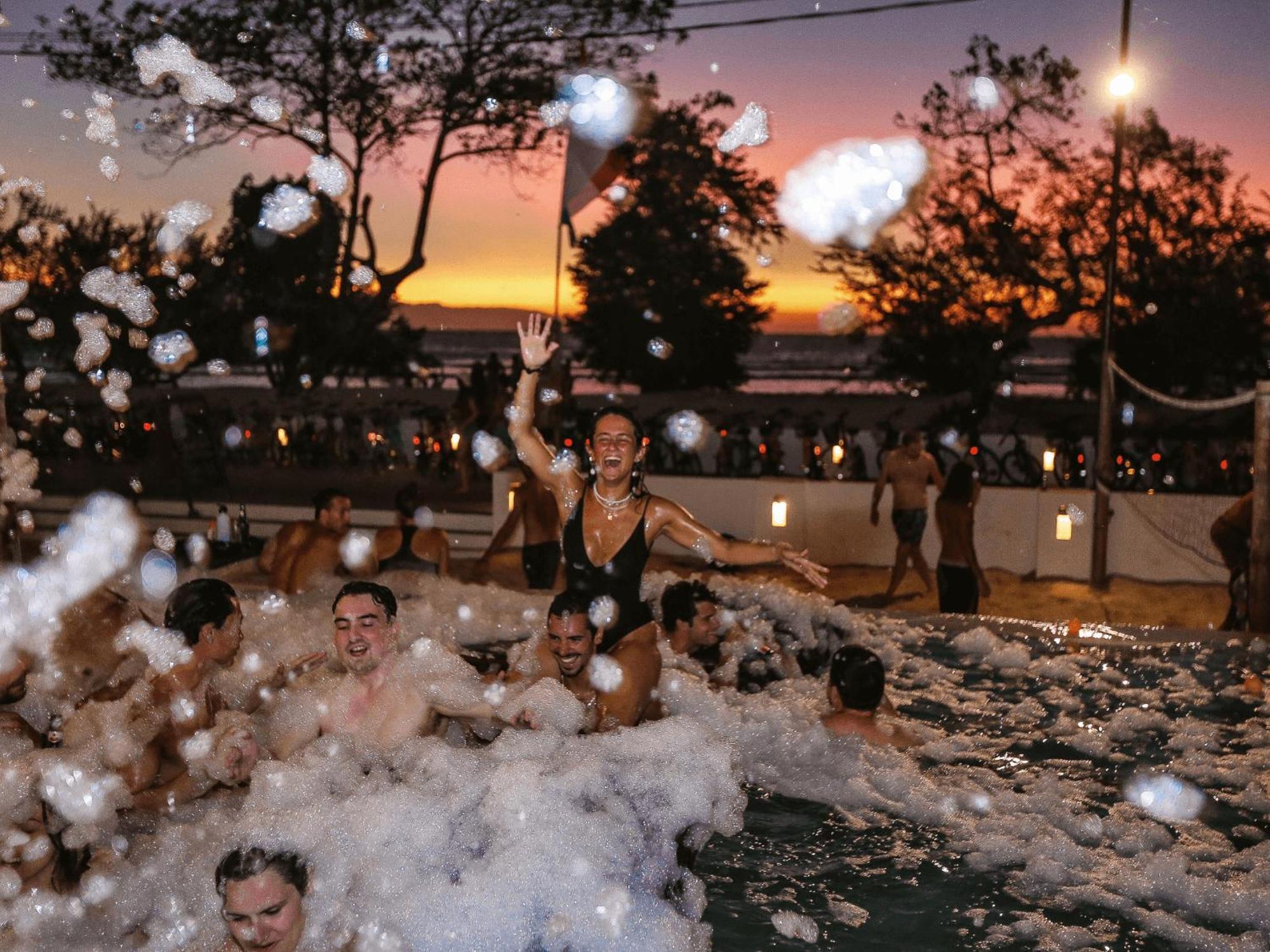 Хостел Mad Monkey Гили Траванган Экстерьер фото Bubble party in Croatia