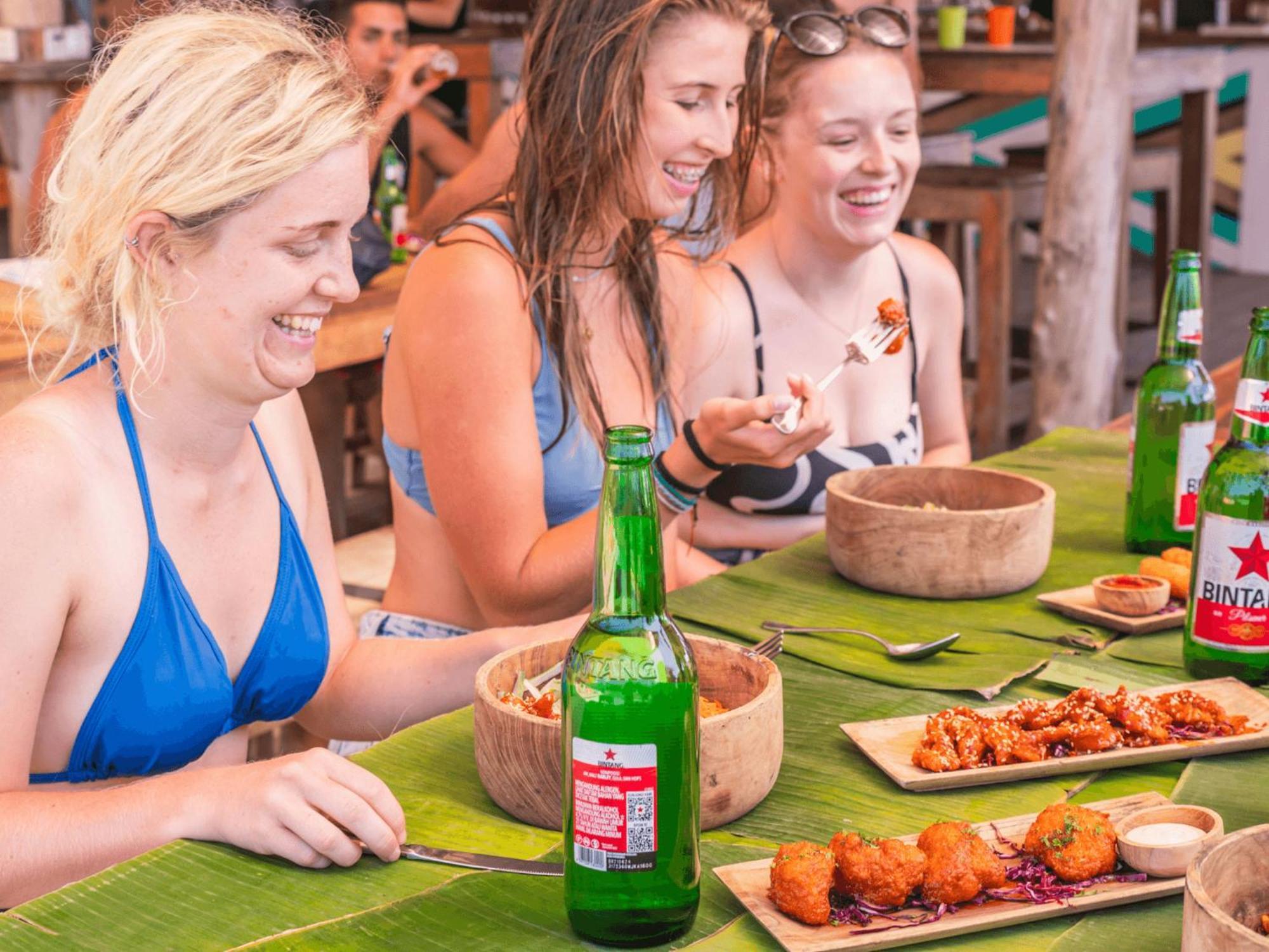 Хостел Mad Monkey Гили Траванган Экстерьер фото Tourists enjoying the cuisine of Bali