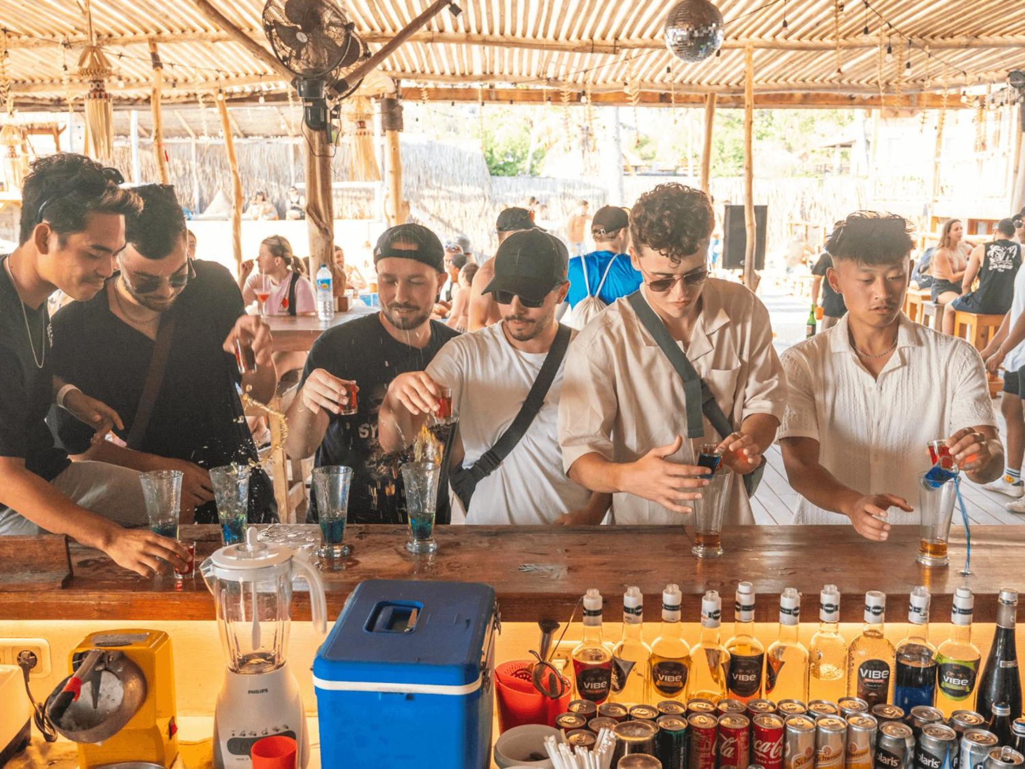 Хостел Mad Monkey Гили Траванган Экстерьер фото A bar in Goa, India