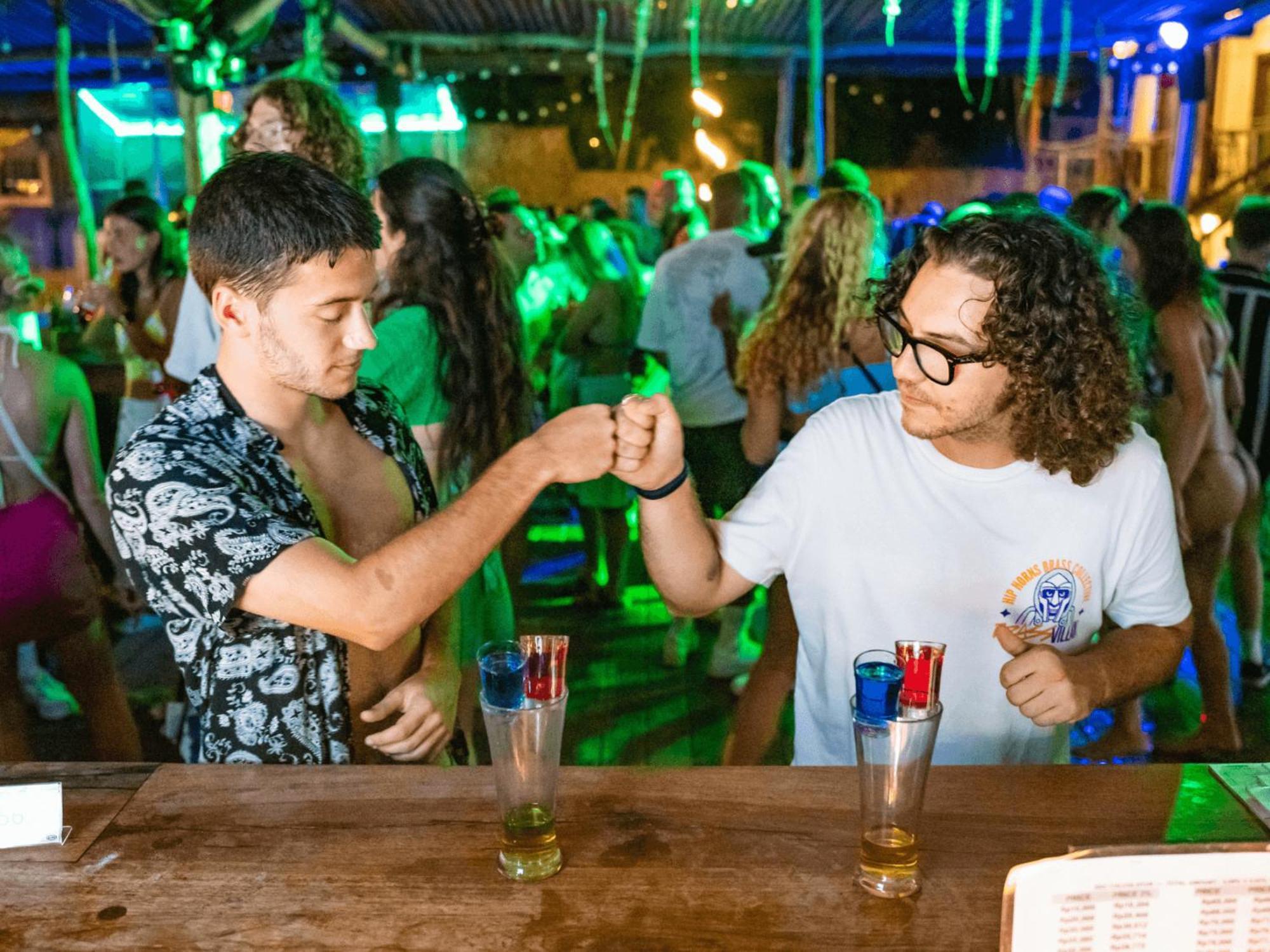 Хостел Mad Monkey Гили Траванган Экстерьер фото Two men bumping fists in a nightclub