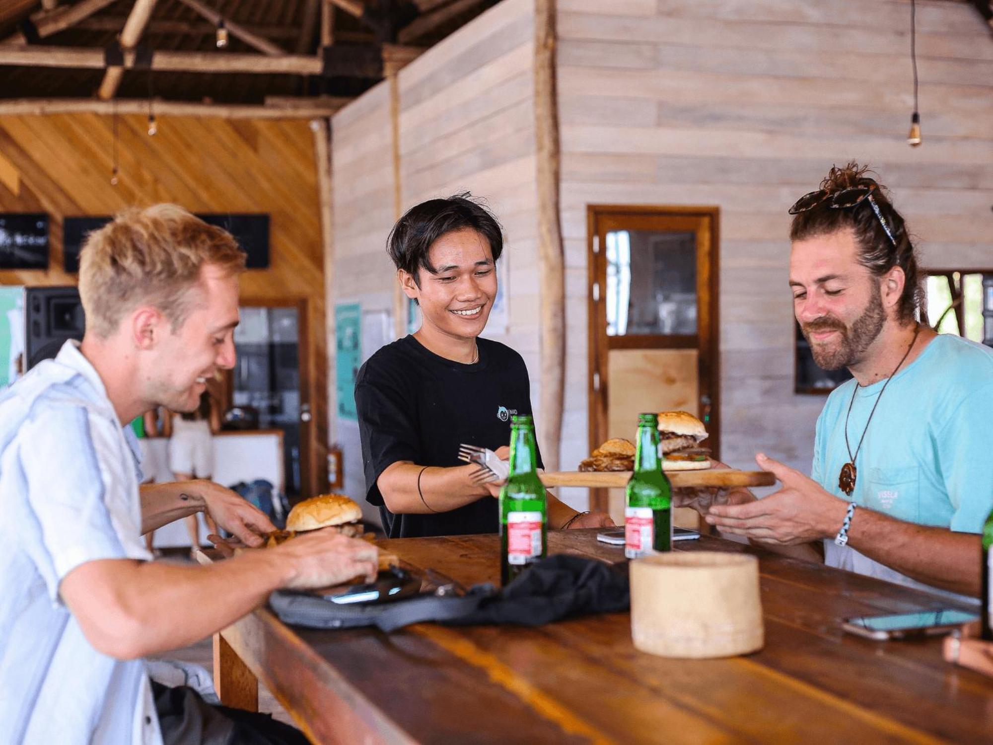 Хостел Mad Monkey Гили Траванган Экстерьер фото Beer in Bali