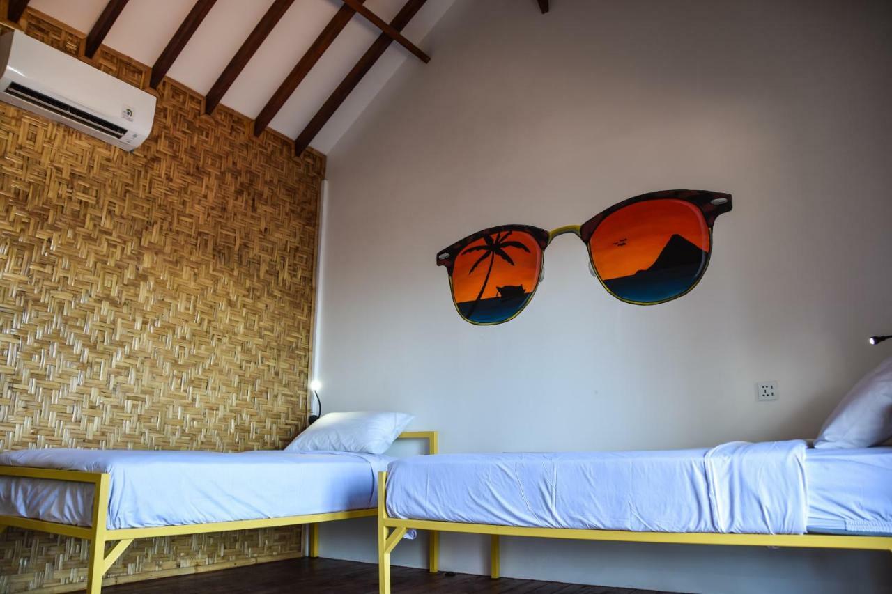 Хостел Mad Monkey Гили Траванган Экстерьер фото A room at the resort