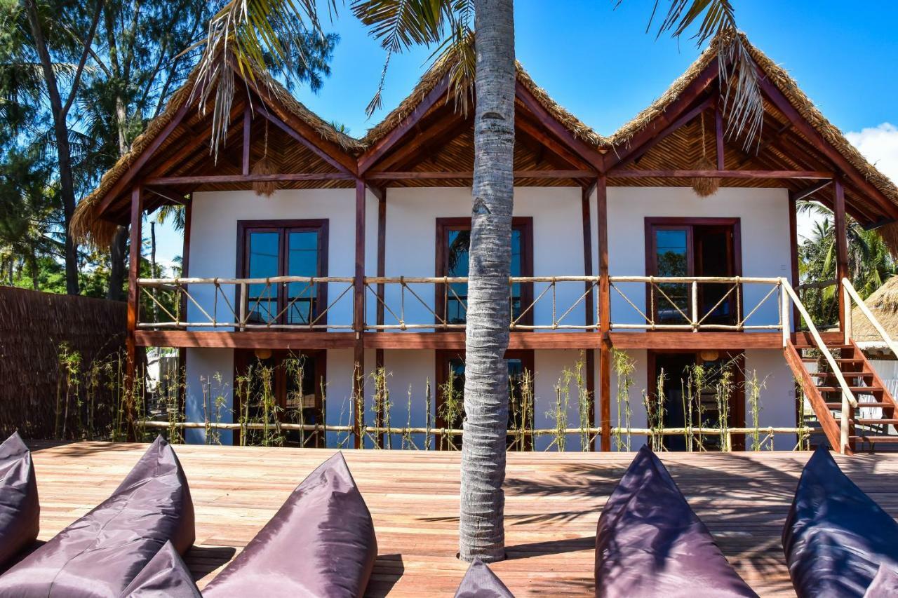 Хостел Mad Monkey Гили Траванган Экстерьер фото The resort's bungalows