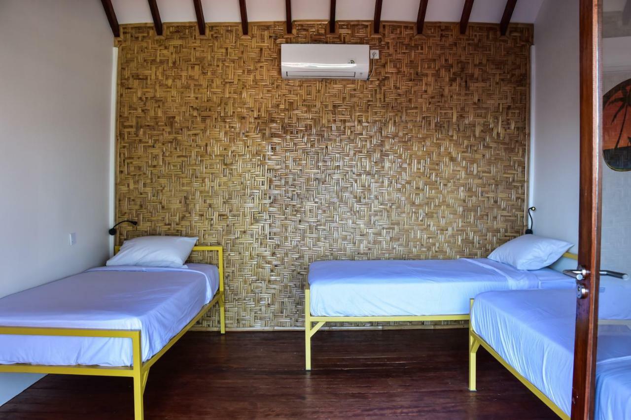 Хостел Mad Monkey Гили Траванган Экстерьер фото A room at the hostel