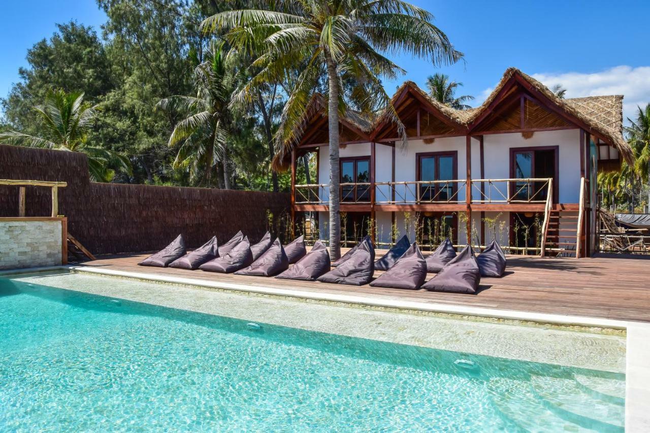 Хостел Mad Monkey Гили Траванган Экстерьер фото The resort's pool