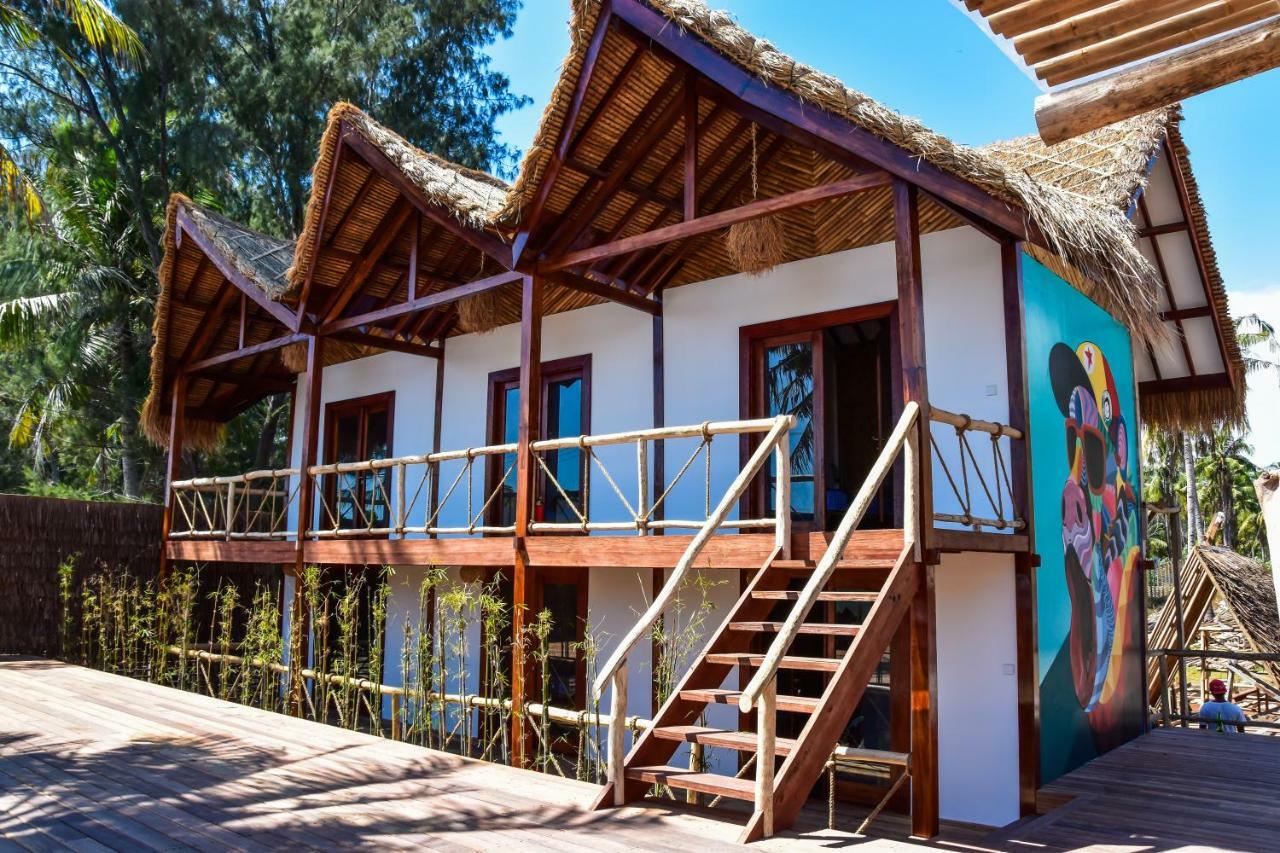 Хостел Mad Monkey Гили Траванган Экстерьер фото The African House