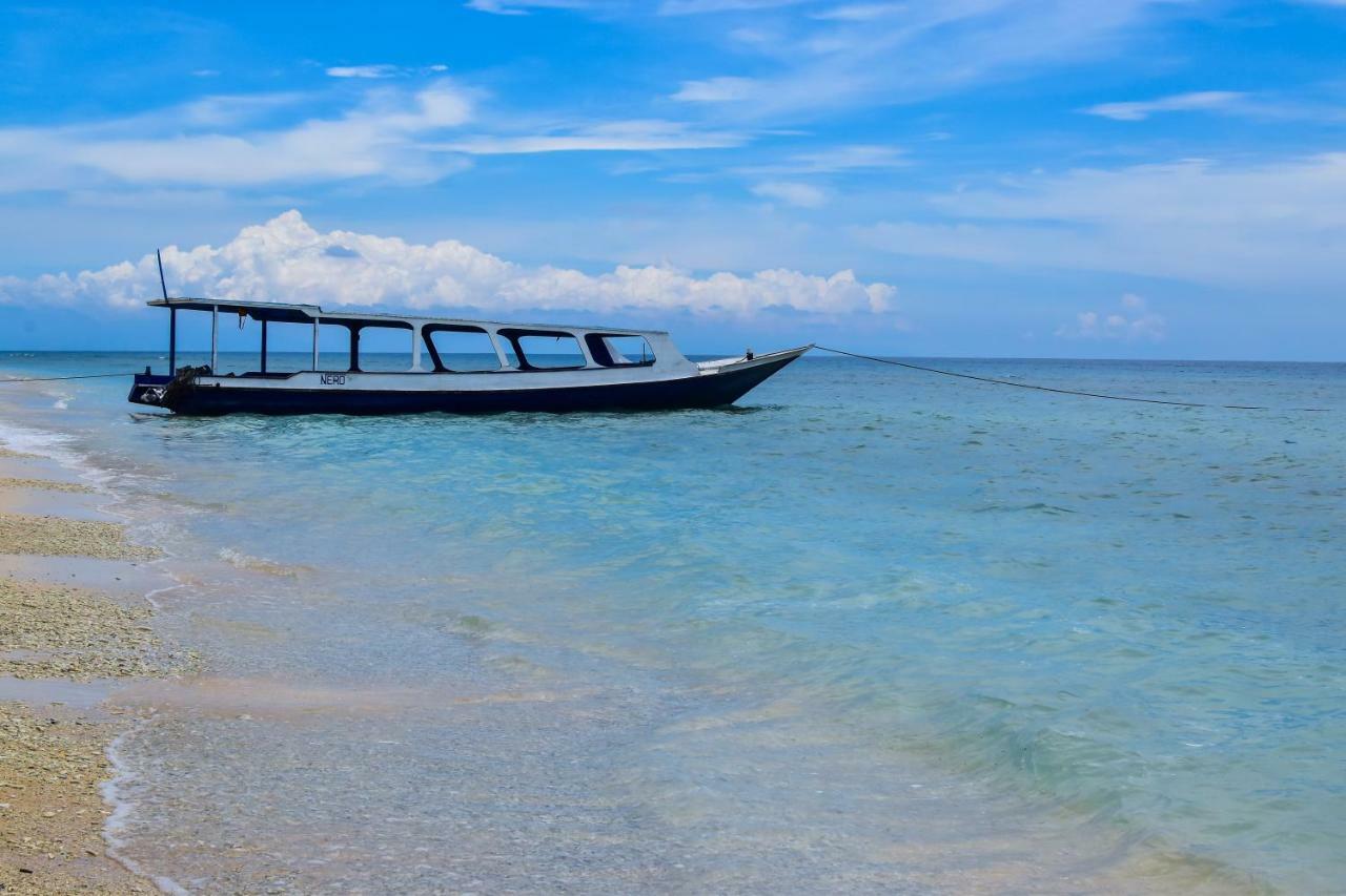 Хостел Mad Monkey Гили Траванган Экстерьер фото A boat on the beach of Nusa Manado