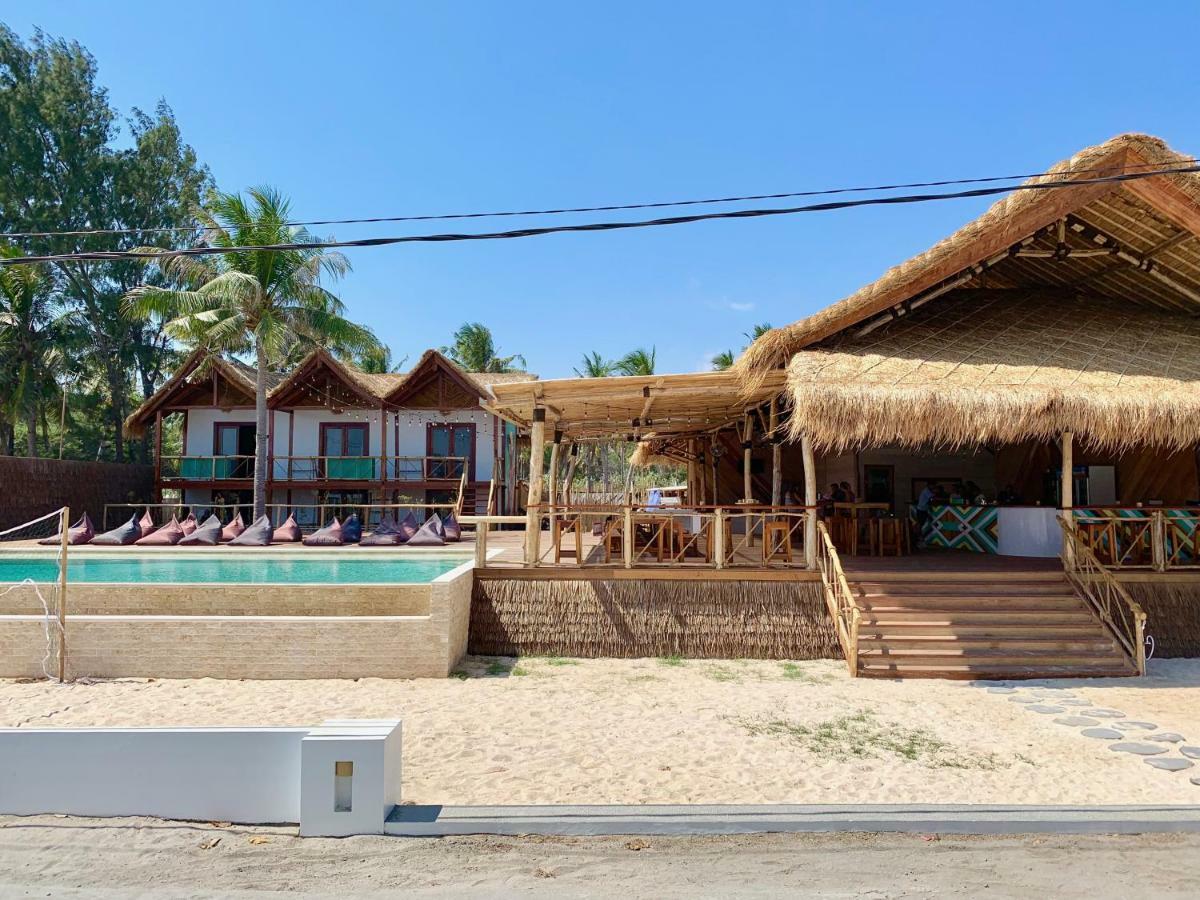 Хостел Mad Monkey Гили Траванган Экстерьер фото A beach resort in San Vicente