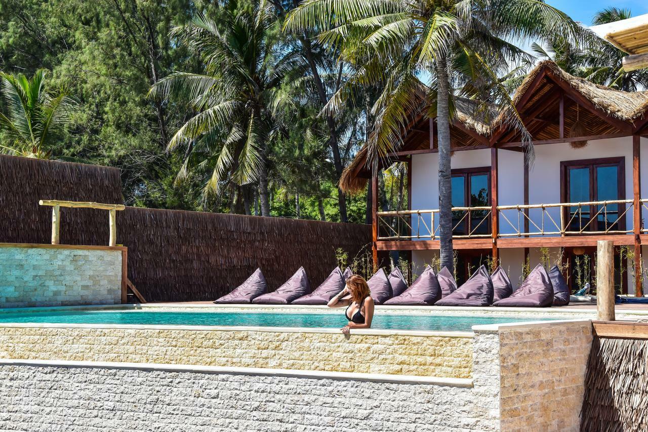 Хостел Mad Monkey Гили Траванган Экстерьер фото The swimming pool at the resort