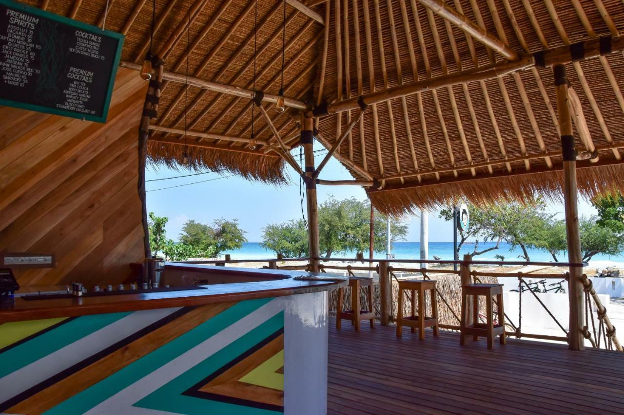 Хостел Mad Monkey Гили Траванган Экстерьер фото The bar at the beach resort