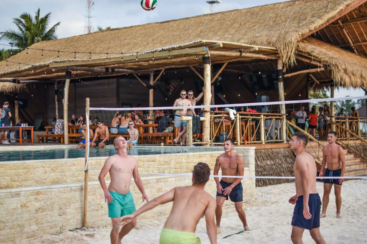 Хостел Mad Monkey Гили Траванган Экстерьер фото Beach volleyball in Croatia
