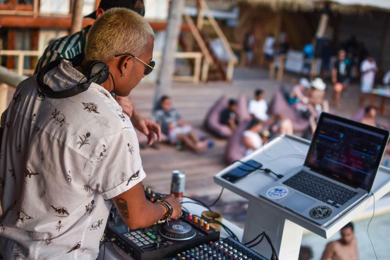 Хостел Mad Monkey Гили Траванган Экстерьер фото DJ at a beach club in Ibiza