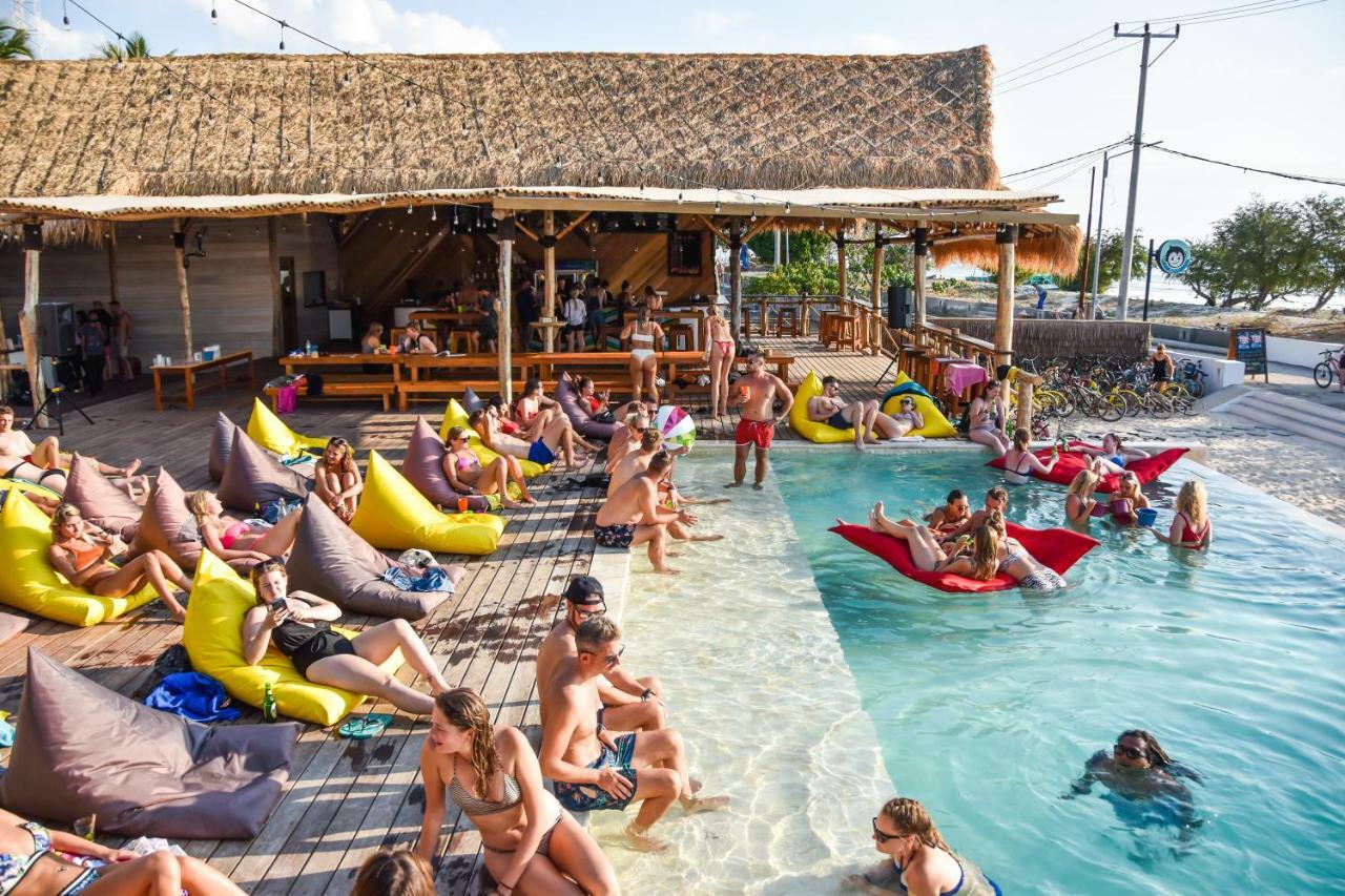 Хостел Mad Monkey Гили Траванган Экстерьер фото The beach bar