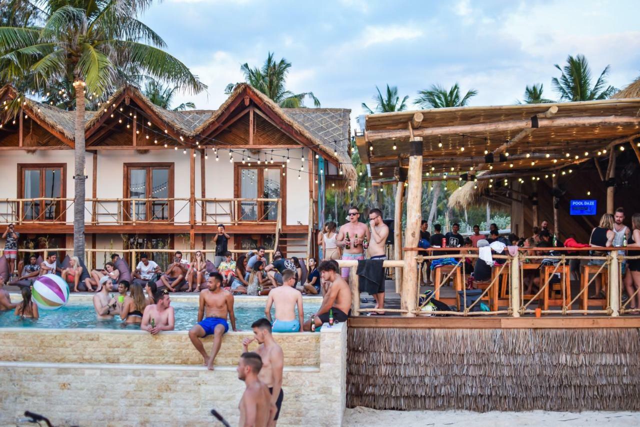 Хостел Mad Monkey Гили Траванган Экстерьер фото The beach club at the resort